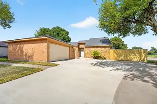 8702 Parkway Forest Dr, Houston, TX 77044 - Photo 3