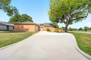 8702 Parkway Forest Dr, Houston, TX 77044 - Photo 3