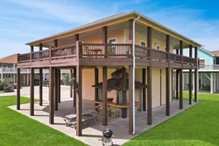 944 Raymond, Crystal Beach, TX 77650 - Photo 3