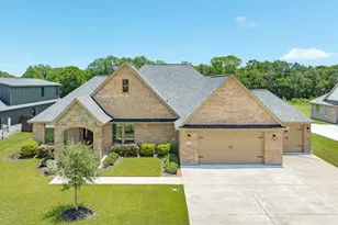 838 Oak Ridge Dr, Angleton, TX 77515 - Photo 1