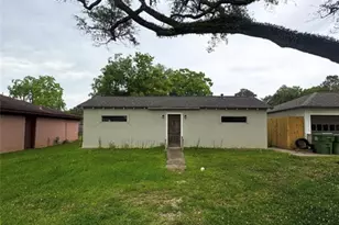 101 West St, Liberty, TX 77575 - Photo 1