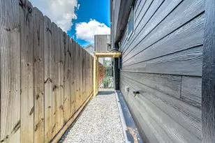 319 N Nagle St, Houston, TX 77003 - Photo 33