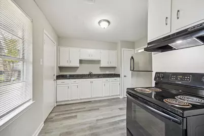 5835 Kenilwood Drive, Houston, TX 77033 - Photo 3