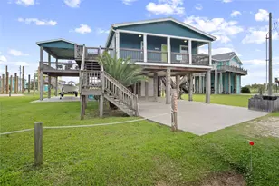 983 Driftwood Dr, Crystal Beach, TX 77650 - Photo 3