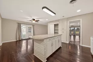 10645 Oak Brook Dr, Houston, TX 77013 - Photo 9