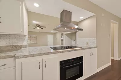 10645 Oak Brook Dr, Houston, TX 77013 - Photo 11