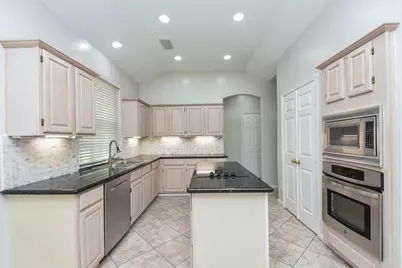 202 W Sterling Pond Circle, The Woodlands, TX 77382 - Photo 15