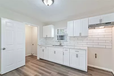 5825 Southurst Street, Houston, TX 77033 - Photo 7