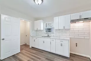 5825 Southurst St, Houston, TX 77033 - Photo 7