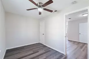 5825 Southurst St, Houston, TX 77033 - Photo 9