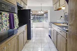 721 Sycamore St, Lake Jackson, TX 77566 - Photo 11