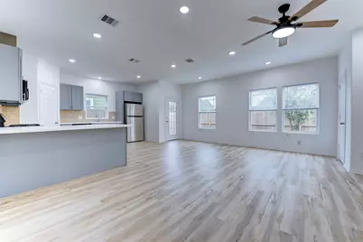 8202 Homewood Lane #E, Houston, TX 77028 - Photo 9