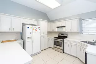 808 Manor Dr, Angleton, TX 77515 - Photo 9