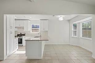 1 Pineash Ct, The Woodlands, TX 77381 - Photo 5