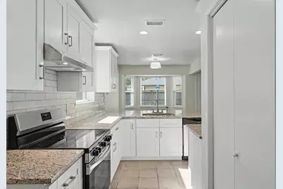 1 Pineash Court, The Woodlands, TX 77381 - Photo 7