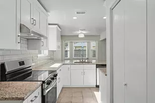 1 Pineash Ct, The Woodlands, TX 77381 - Photo 7