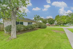 1749 Dolphin Dr, Seabrook, TX 77586 - Photo 1