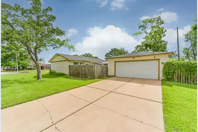 1749 Dolphin Drive, Seabrook, TX 77586 - Photo 3