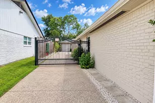 10303 Greenwillow St, Houston, TX 77035 - Photo 3