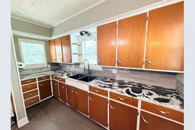 515 E Correll, El Campo, TX 77437 - Photo 9