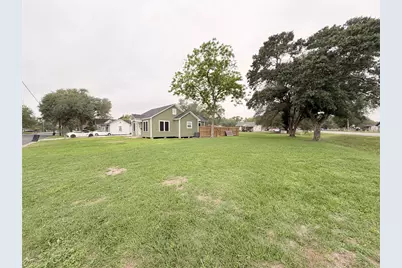 515 E Correll, El Campo, TX 77437 - Photo 3