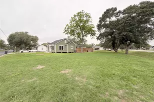 515 E Correll, El Campo, TX 77437 - Photo 3