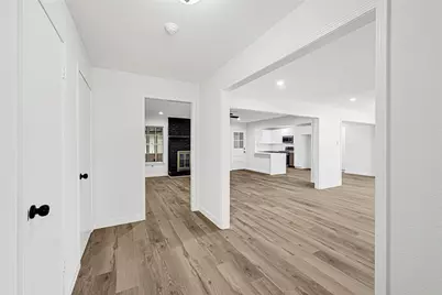 413 Oakhill Drive, Conroe, TX 77304 - Photo 5