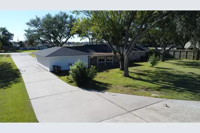 11703 Cherry Point Drive, Mont Belvieu, TX 77535 - Photo 5