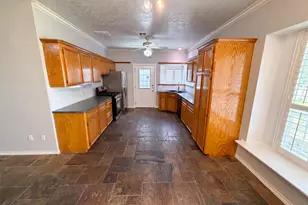 7934 Round Rock Dr, Houston, TX 77049 - Photo 9