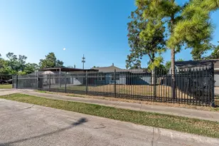 8658 Sonneville Dr, Houston, TX 77080 - Photo 39
