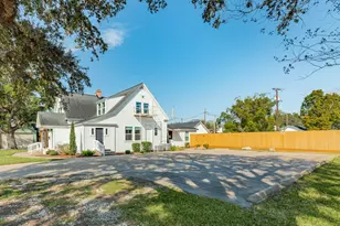 405 E Mulberry St, Angleton, TX 77515 - Photo 9