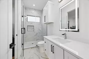 209 W 10th 1/2 St, Houston, TX 77008 - Photo 21