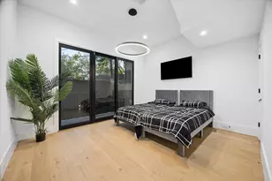 209 W 10th 1/2 St, Houston, TX 77008 - Photo 17
