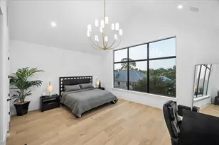 209 W 10th 1/2 St, Houston, TX 77008 - Photo 11
