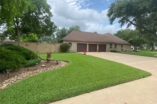 216 Dewberry Dr, Lake Jackson, TX 77566 - Photo 3