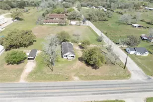 820 W Fairwinds St, Hallettsville, TX 77964 - Photo 25