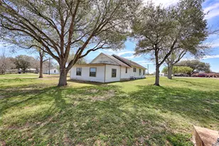 820 W Fairwinds St, Hallettsville, TX 77964 - Photo 23