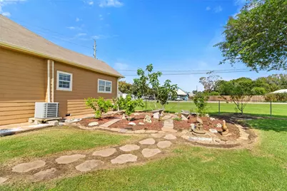 9203 Avenue G, Liverpool, TX 77577 - Photo 35