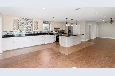 9203 Avenue G, Liverpool, TX 77577 - Photo 11