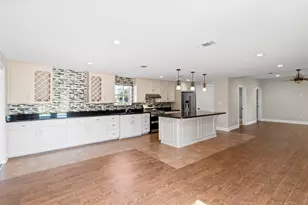 9203 Avenue G, Liverpool, TX 77577 - Photo 11