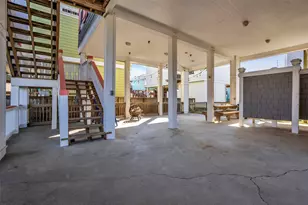 911 Tidelands Dr, Crystal Beach, TX 77650 - Photo 3