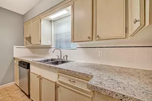 210 Woodhaven St, Highlands, TX 77562 - Photo 19