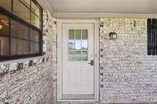 210 Woodhaven St, Highlands, TX 77562 - Photo 5