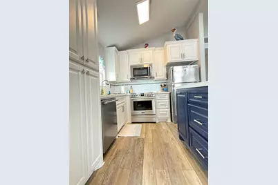 925 S Honeysuckle Drive, Crystal Beach, TX 77650 - Photo 9
