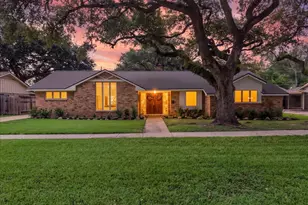 2022 Willow Wisp Dr, Seabrook, TX 77586 - Photo 1