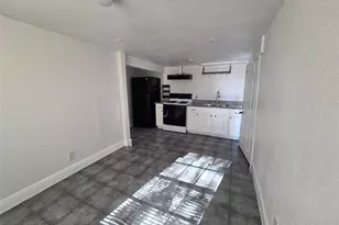 302 71st St, Houston, TX 77011 - Photo 3