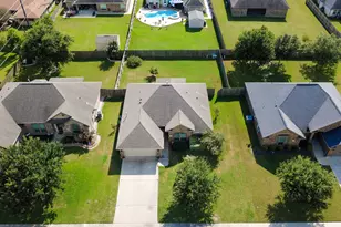 205 Poppy St, Lake Jackson, TX 77566 - Photo 1
