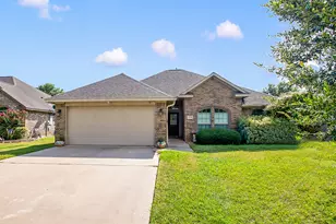 205 Poppy St, Lake Jackson, TX 77566 - Photo 1