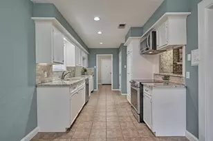 42 Devonshire Dr, Conroe, TX 77304 - Photo 11