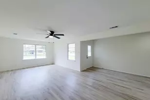 301 Cypress St, Lake Jackson, TX 77566 - Photo 3